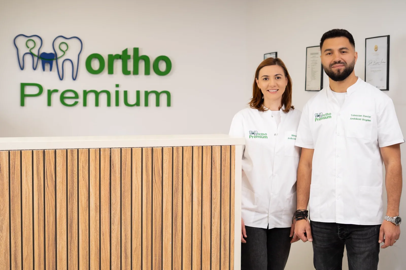 Tehnicienii dentari Ortho Premium Lab la recepția laboratorului