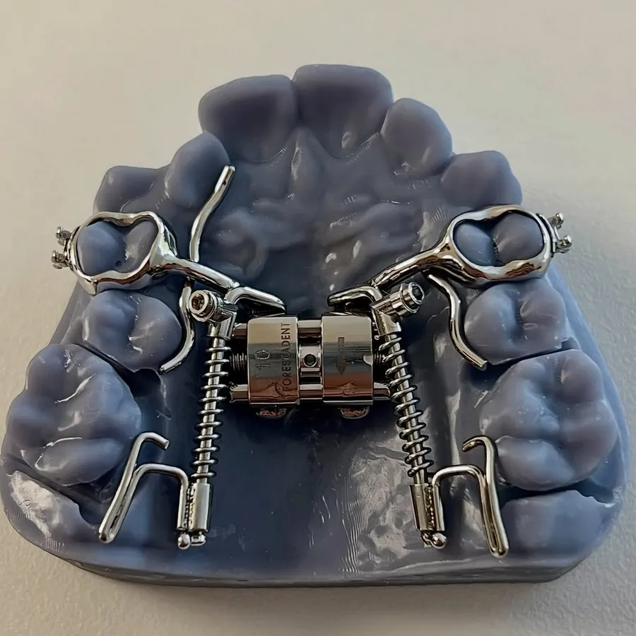 Disjunctor cu inele pe model dentar printat